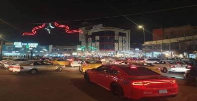 العشرات من اهالي الناصرية يكسرون حظر التجول ويعيدون فتح عدد من الجسور والشوارع المغلقة