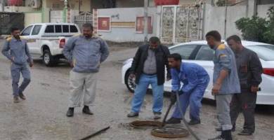 انقاذ عاملين من عمال مجاري الفضلية وقعا داخل"منهولة"
