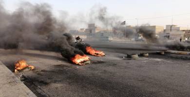 بالصور: قطع شارع إبراهيم الخليل وسط الناصرية بالاطارات المحترقة  