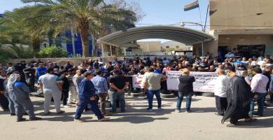 بالصور: عقود توزيع كهرباء ذي قار يغلقون الدائرة مطالبين بتثبيتهم