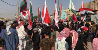 بالصور: انصار احد المرشحين يتظاهرون امام مفوضية انتخابات ذي قار