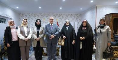 وزير التربية يستقبل كادر مدرسة الجمهورية في ذي قار 