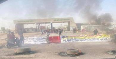 عقود شركة نفط ذي قار يغلقون بوابات الشركة احتجاجا على عدم شمولهم بقانون الامن الغذائي