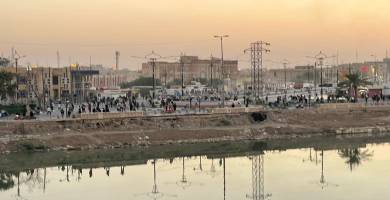 بالصور: عشرات المحتجين يتجمعون قرب ديوان محافظة ذي قار