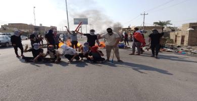 محتجون يغلقون مبنى ناحية العكيكة والدوائر الحكومية مجدداً 