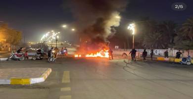 شهود عيان: قطع جسر النصر وسط الناصرية بالاطارات المحترقة