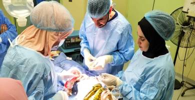 ذي قار: نجاح عملية جراحية لطفل تعرض لانسداد المعدة "لشربه البنزين"