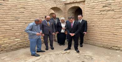 بالصور: سفير اذربيجان يصل الناصرية ويزور مدينة اور الاثارية