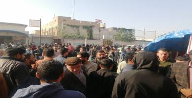 موظفو عقود صحة ذي قار يغلقون الدائرة مطالبين بالتثبيت