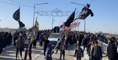 بالصور: المواكب الحسينية تحيي ذكرى استشهاد الامام الكاظم بنعوش محمولة على جسور الناصرية