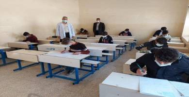 طلبة يؤدون الامتحانات