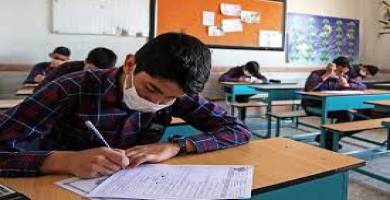 طلبة يؤدون الامتحان