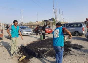 متطوعون ينفذون حملة لاصلاح حفر شوارع سوق الشيوخ