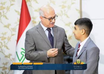 وزير التربية يكرم طالب من ذي قار لحصوله على براءة اختراع