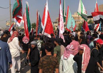 بالصور: انصار احد المرشحين يتظاهرون امام مفوضية انتخابات ذي قار