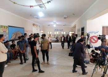 بالصور: الناخبين في الناصرية لازالو يتوافدون على مراكز الاقتراع