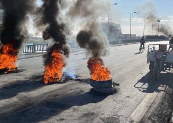 محتجون يقطعون جسر الزيتون وسط الناصرية
