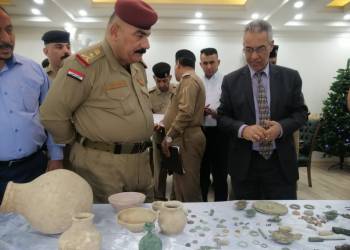 بالصور: مواطن يسلِّم شرطة ذي قار عشرات القطع الاثارية 