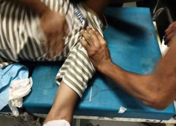 صورة متداولة للناشط “احسان ابو كوثر” اثناء تلقيه العلاج بعد اطلاق النار على نفسه