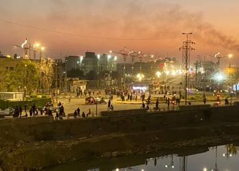 شهود عيان: سماع اطلاق نار لتفريق محتجين تجمعوا قرب جسر النصر