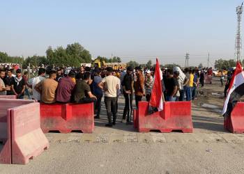 ‏بالصور: خريجون يغلقون شركة نفط ذي قار مطالبين بالتعيين