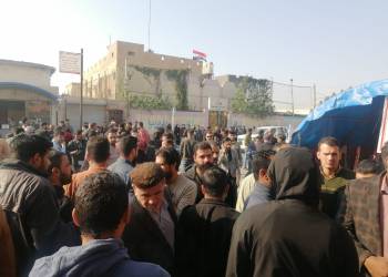 موظفو عقود صحة ذي قار يغلقون الدائرة مطالبين بالتثبيت