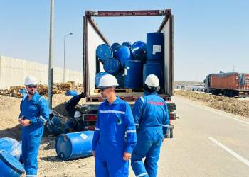 بيئة ذي قار تتابع عمليات نقل النفايات الكيميائية من حقل الغراف النفطي